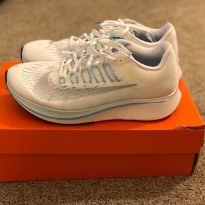 Never been worn Women’s Nike Zoom Fly’s!